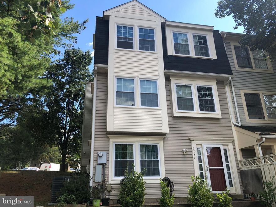 Absolute bargain, unbelievable price, amazing location in highly sought after Lake Ridge! Close to Everything! End unit 3 level back to back town home!  NEW ROOF, NEW HVAC, NEW HOT WATER HEATER, NEW WINDOWS, NEW BLINDS CONVEY, FIREPLACEr