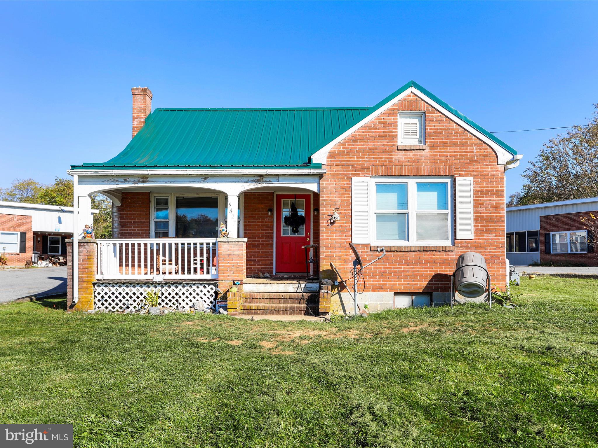 Main image without alt text