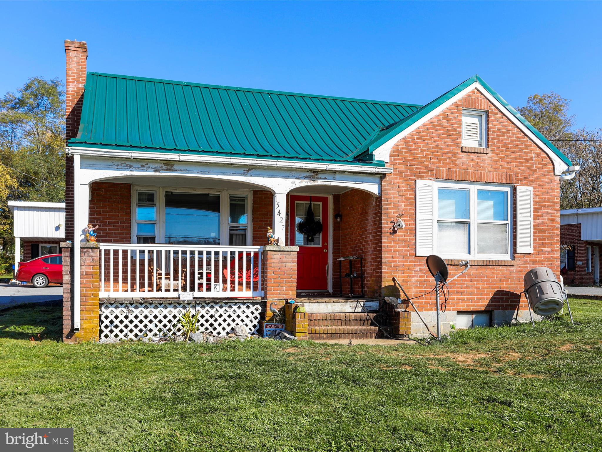 Main image without alt text