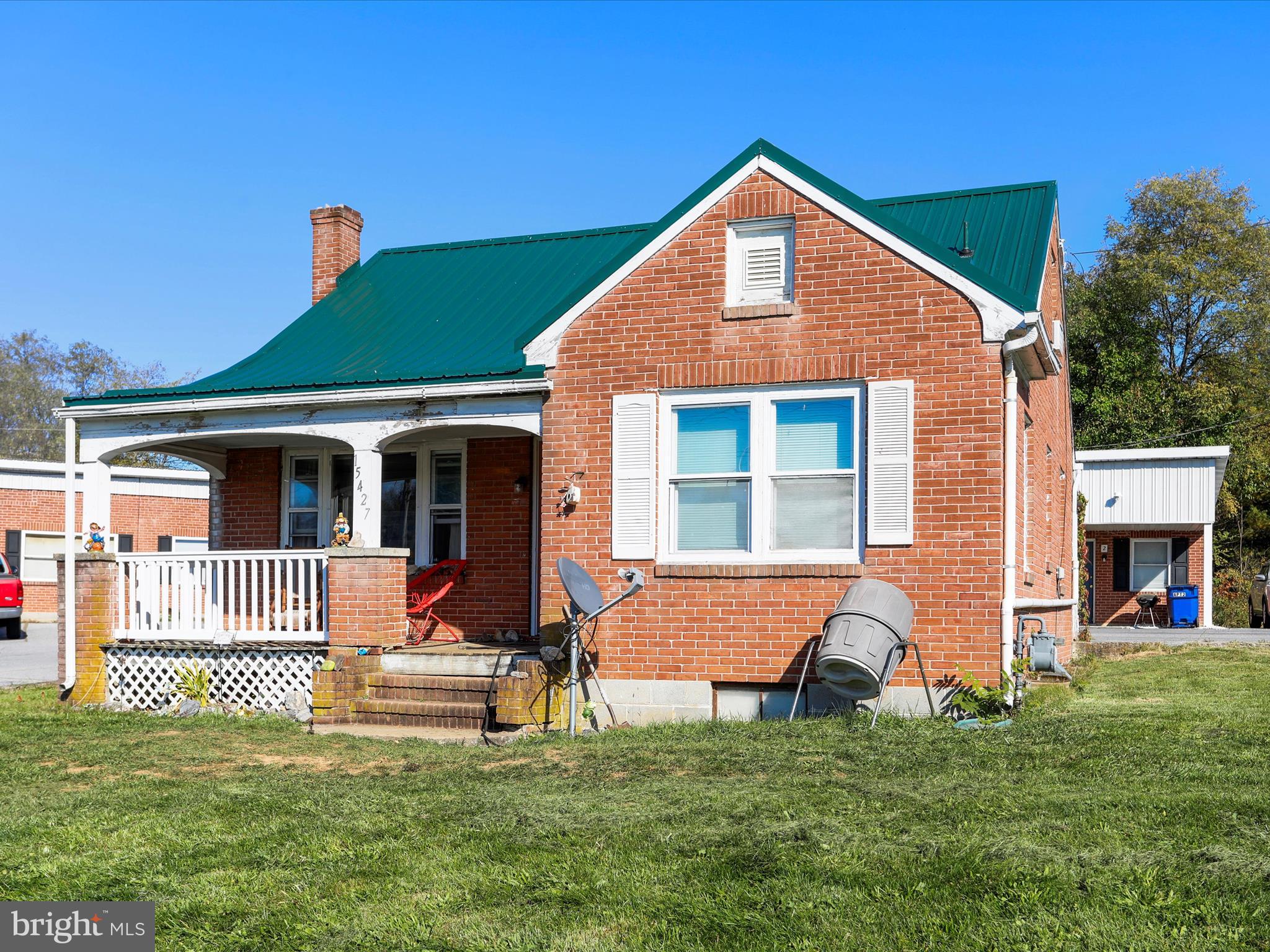 Main image without alt text