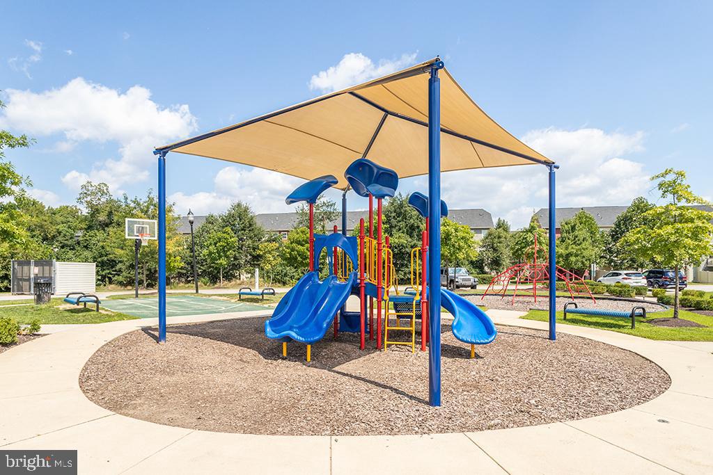 CREEKSIDE VILLAGE - Residential