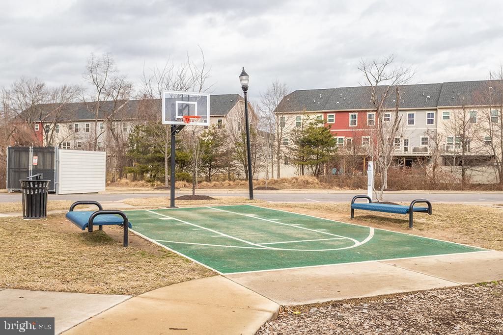 CREEKSIDE VILLAGE - Residential