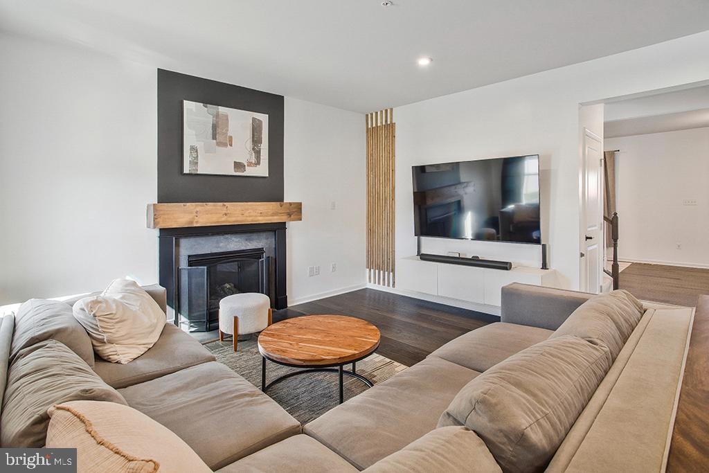 CREEKSIDE VILLAGE - Residential