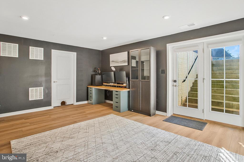 CREEKSIDE VILLAGE - Residential