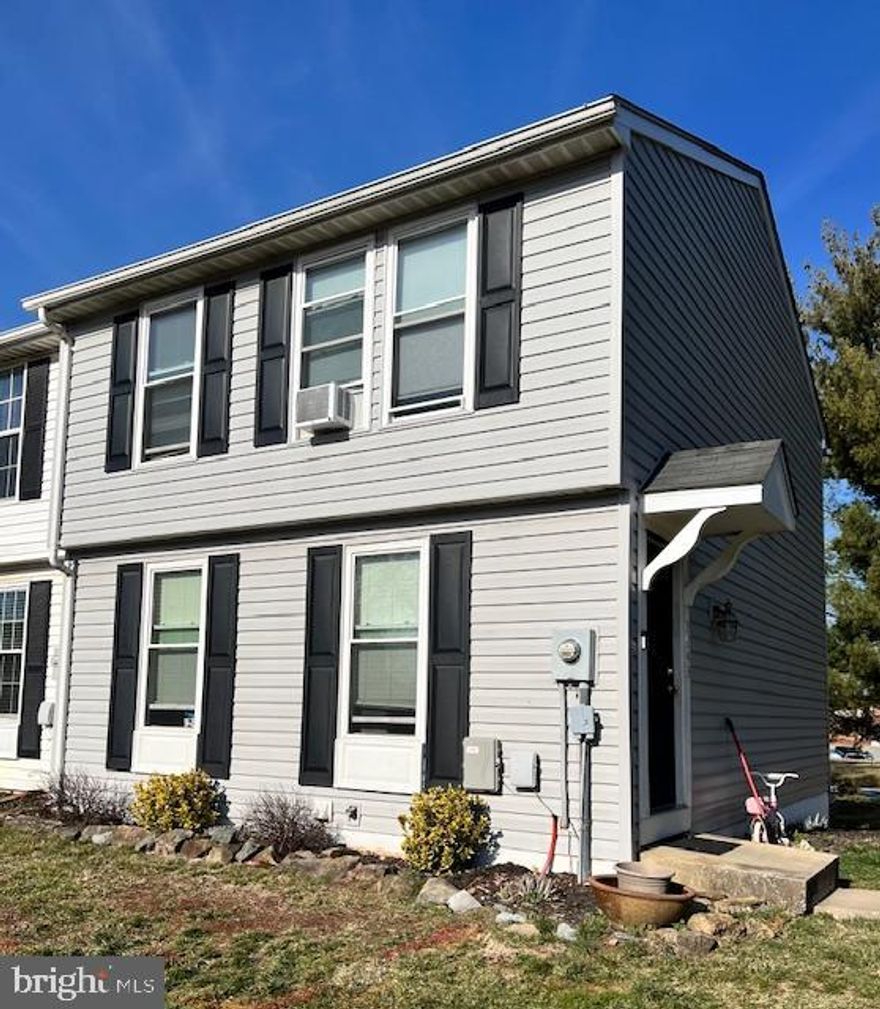 Don’t miss this 3 bed, 1.5 bath END UNIT townhome nestled in the coveted Langley East subdivision. This property offers a PRIME LOCATION, with the hospital, community college, schools,  shopping and parks just moments away. Experience modern amenities, a walk-out deck and a spacious backyard perfectly situated on a corner lot.  DON'T LET THIS GEM GET AWAY – book your showing today and envision making it your own!