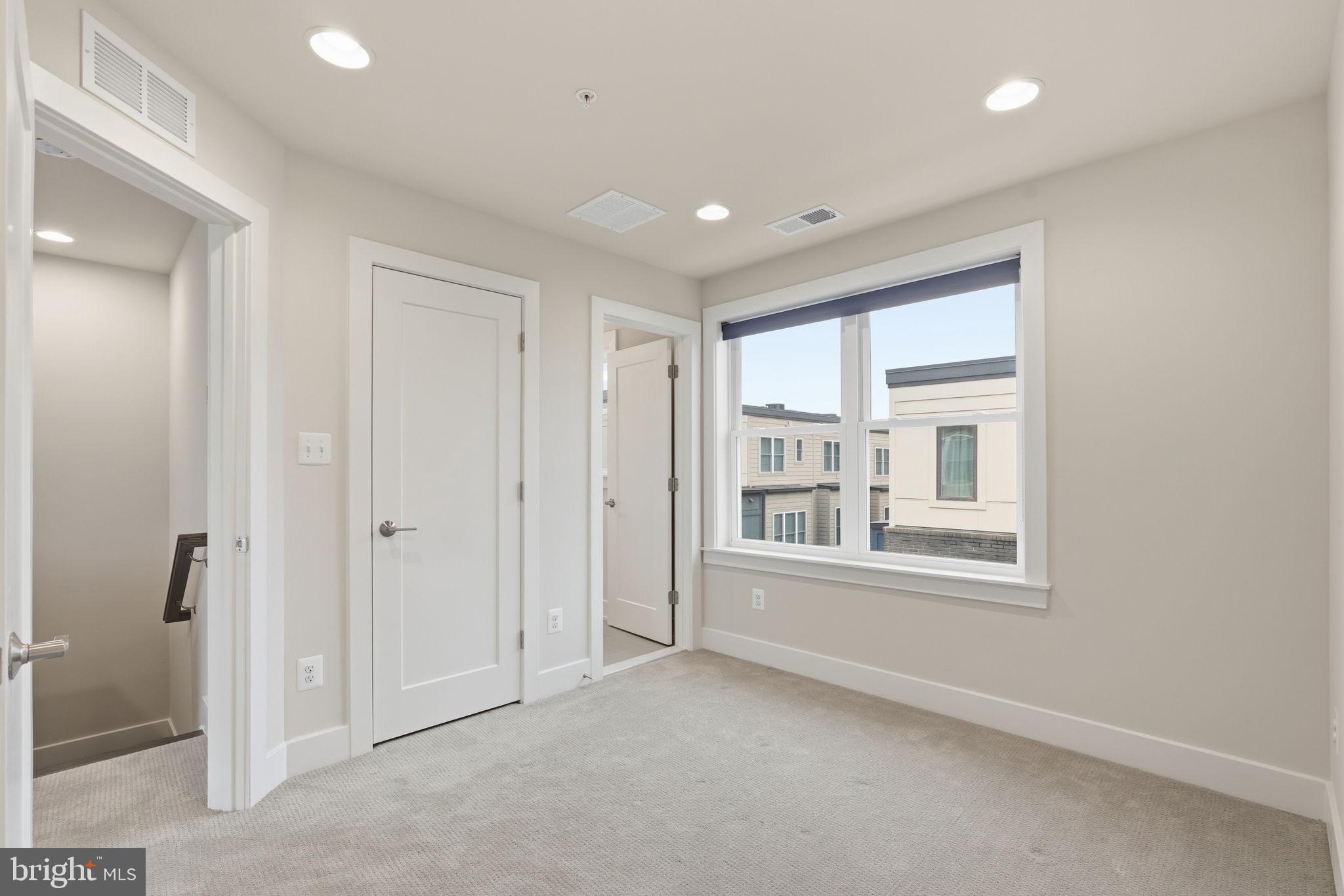 MONTGOMERY ROW - Residential