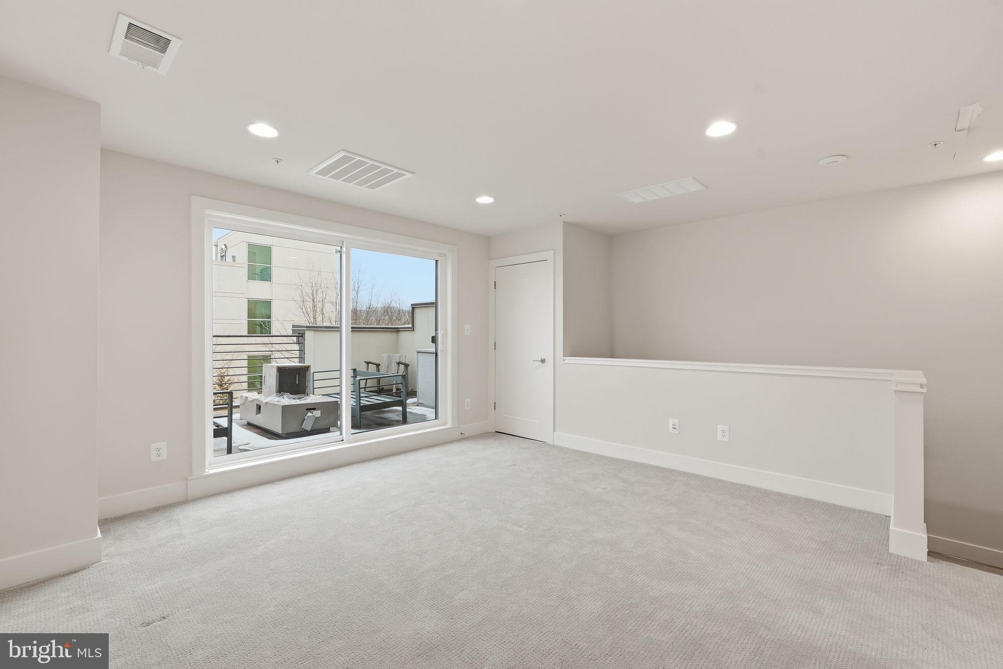 MONTGOMERY ROW - Residential