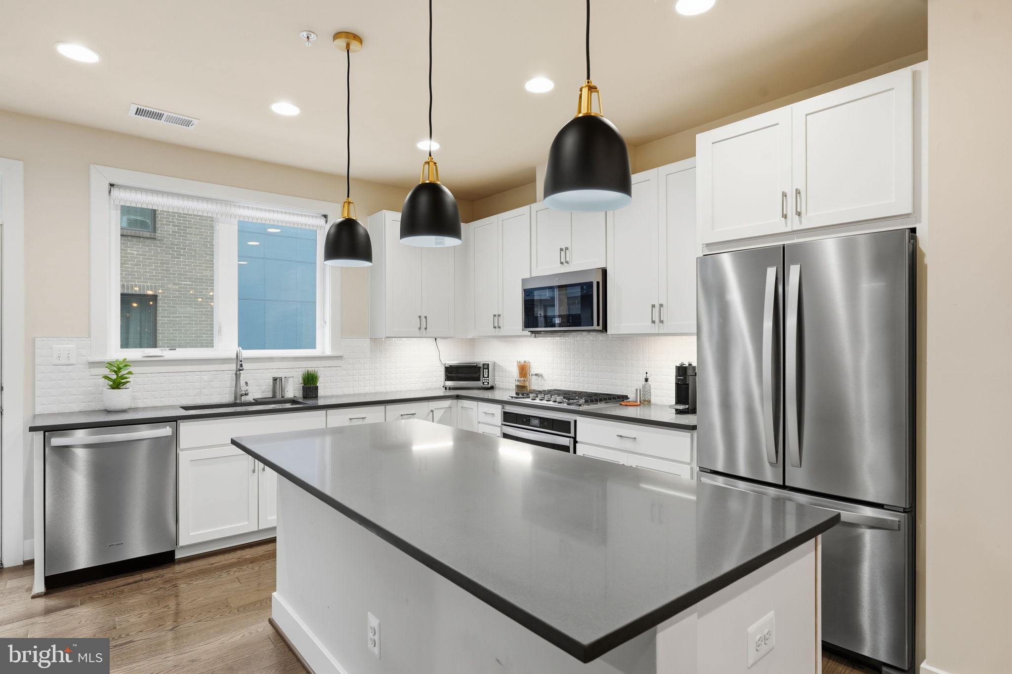 MONTGOMERY ROW - Residential