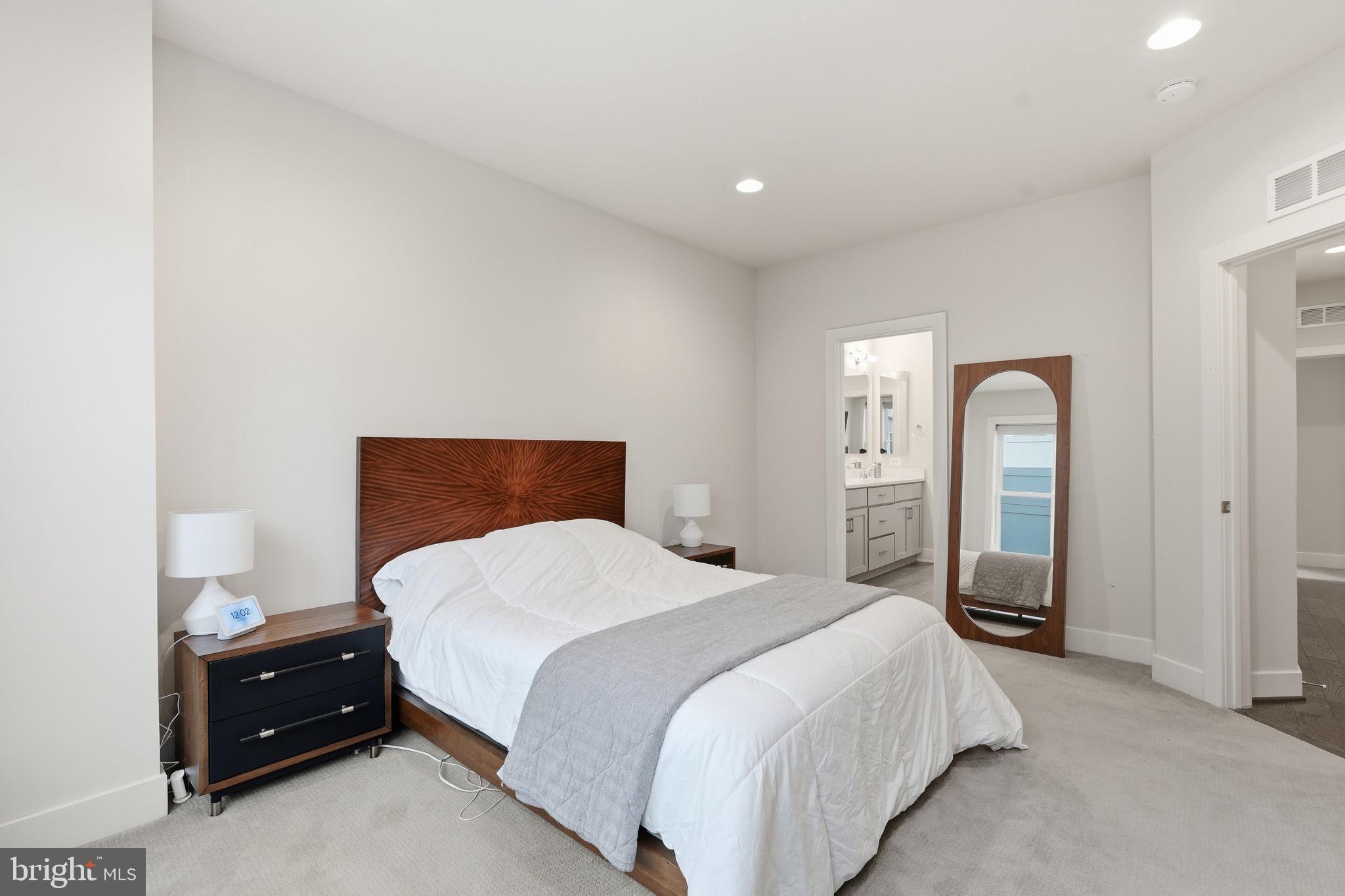 MONTGOMERY ROW - Residential