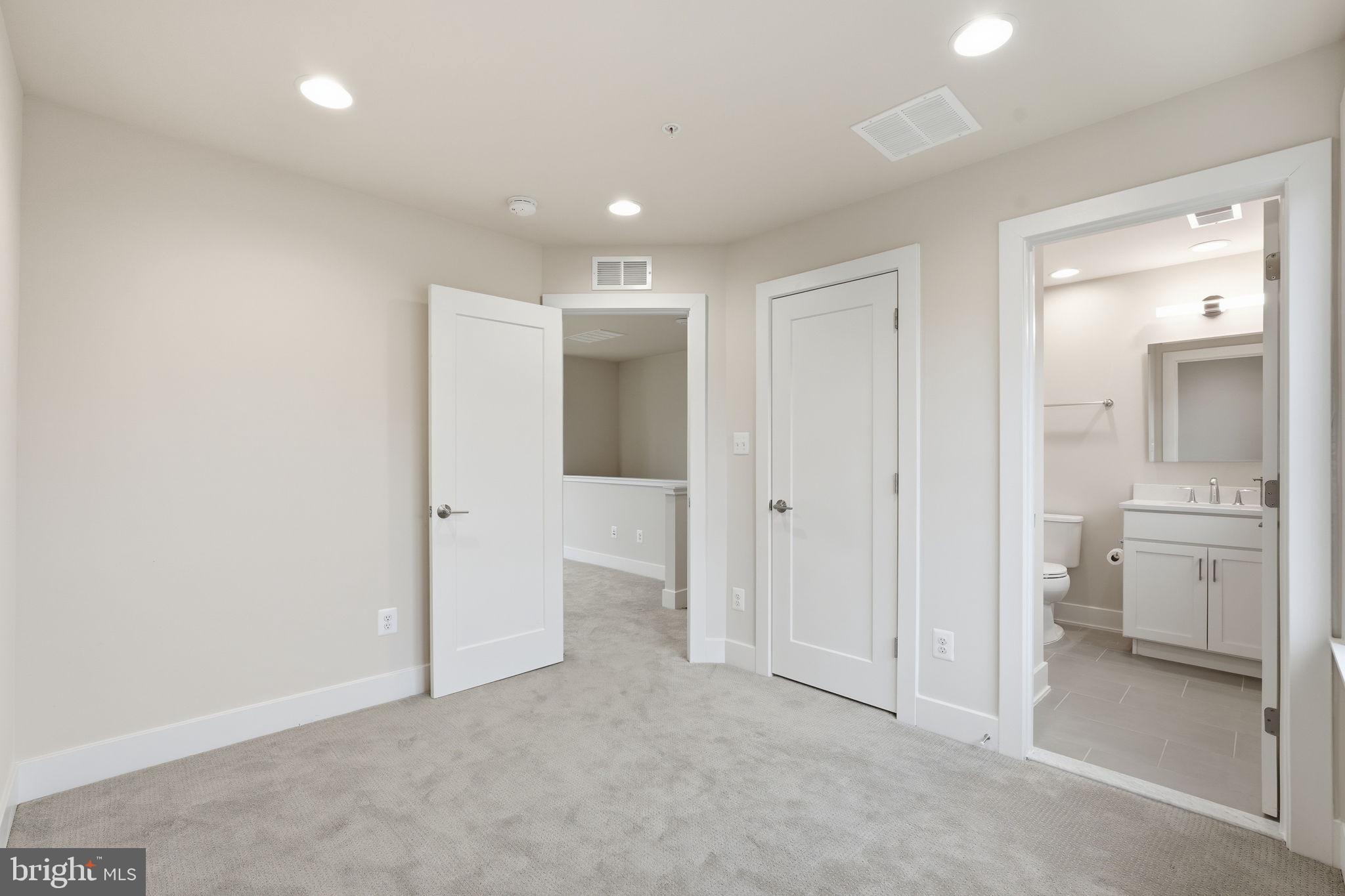 MONTGOMERY ROW - Residential