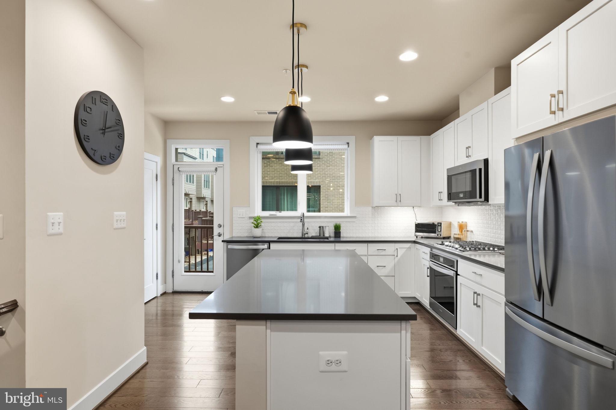 MONTGOMERY ROW - Residential