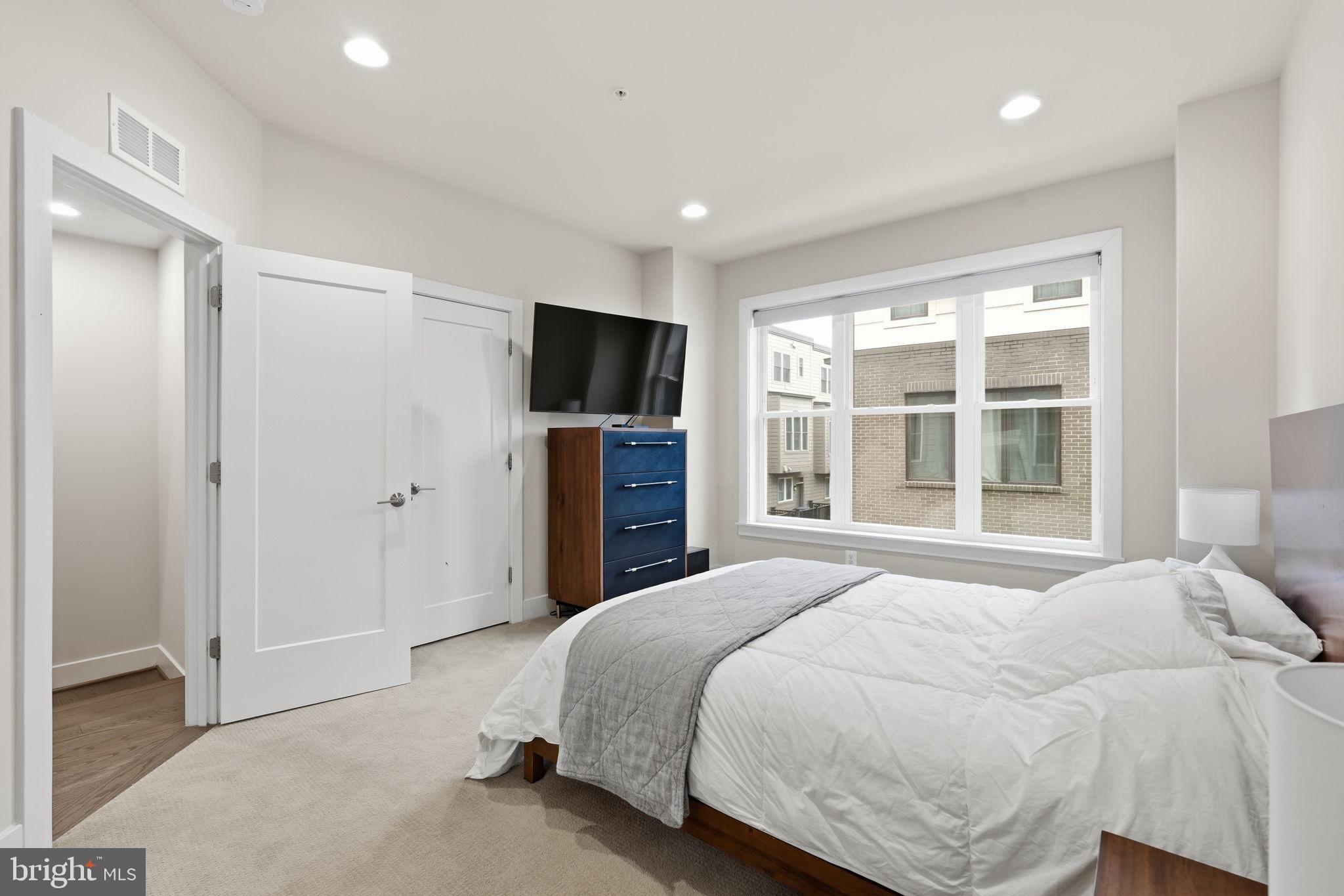 MONTGOMERY ROW - Residential