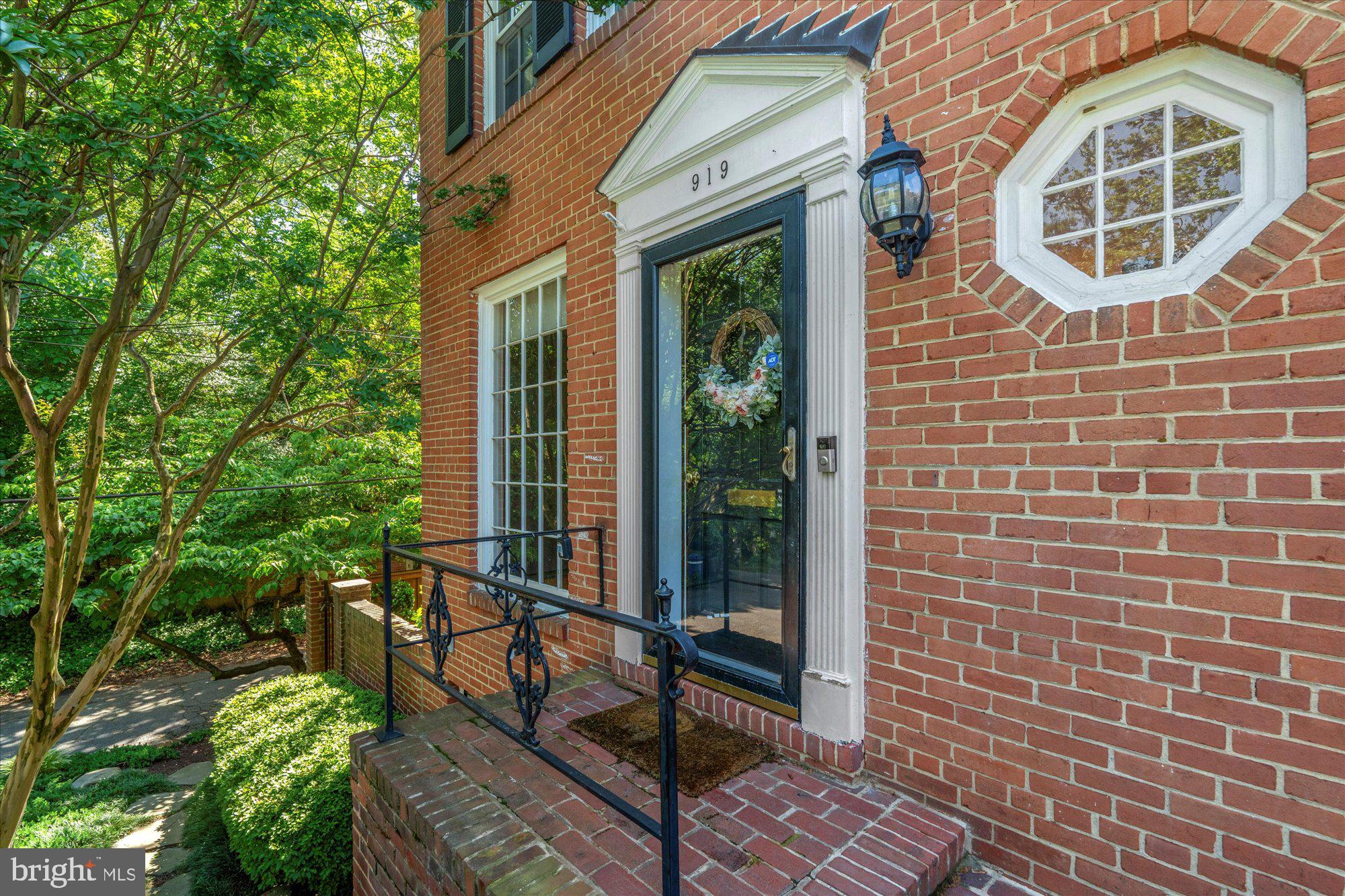 YATES GARDENS - Residential Lease