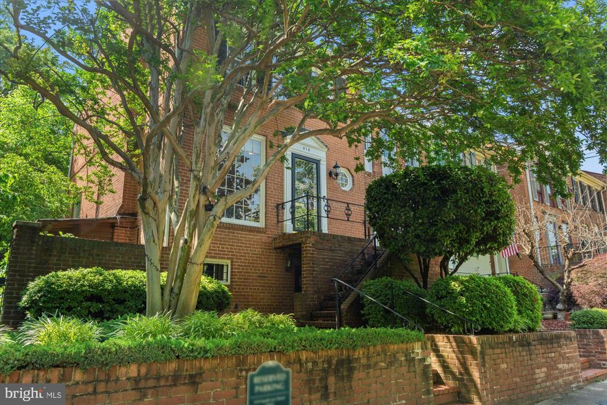 Welcome to 919 S Lee: stunningly updated 5-bedroom, 3.5-bathroom home located in the highly sought after SE quadrant of Old Town, boasting a generous 2400 square feet of living space, this property offers a luxurious and comfortable lifestyle. Upon entering, you are greeted by a spacious, open and light-filled living and dining area, perfect for entertaining guests or enjoying quiet evenings at home. The gourmet kitchen is a chef's dream, featuring high-end Viking appliances, ample storage, and a sleek, contemporary design. The primary bedroom is a serene retreat with an en-suite bathroom, providing a private oasis for relaxation. Additionally, there are four well-appointed bedrooms, offering flexibility for a home office, fitness room, or guest accommodations. Watch a movie in the lower level family room or enjoy a quiet evening in front of the gas fireplace. Outside, a fully fenced backyard provides a tranquil setting for barbeques or game nights. Two designated parking spots ensure convenience in this city location. This home offers easy access to a plethora of dining and shopping but also to the nearby Jones Point Trail and Windmill Hill Park. Don't miss the opportunity to make this unique property your new home.