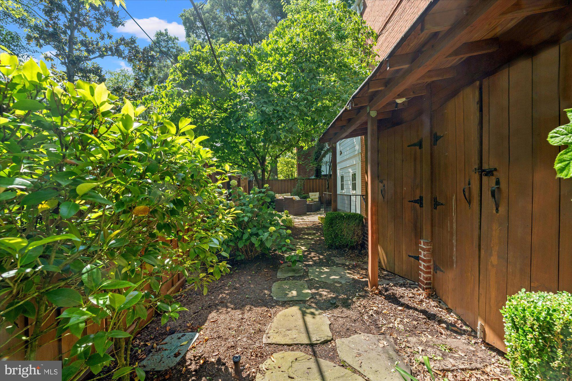 YATES GARDENS - Residential Lease