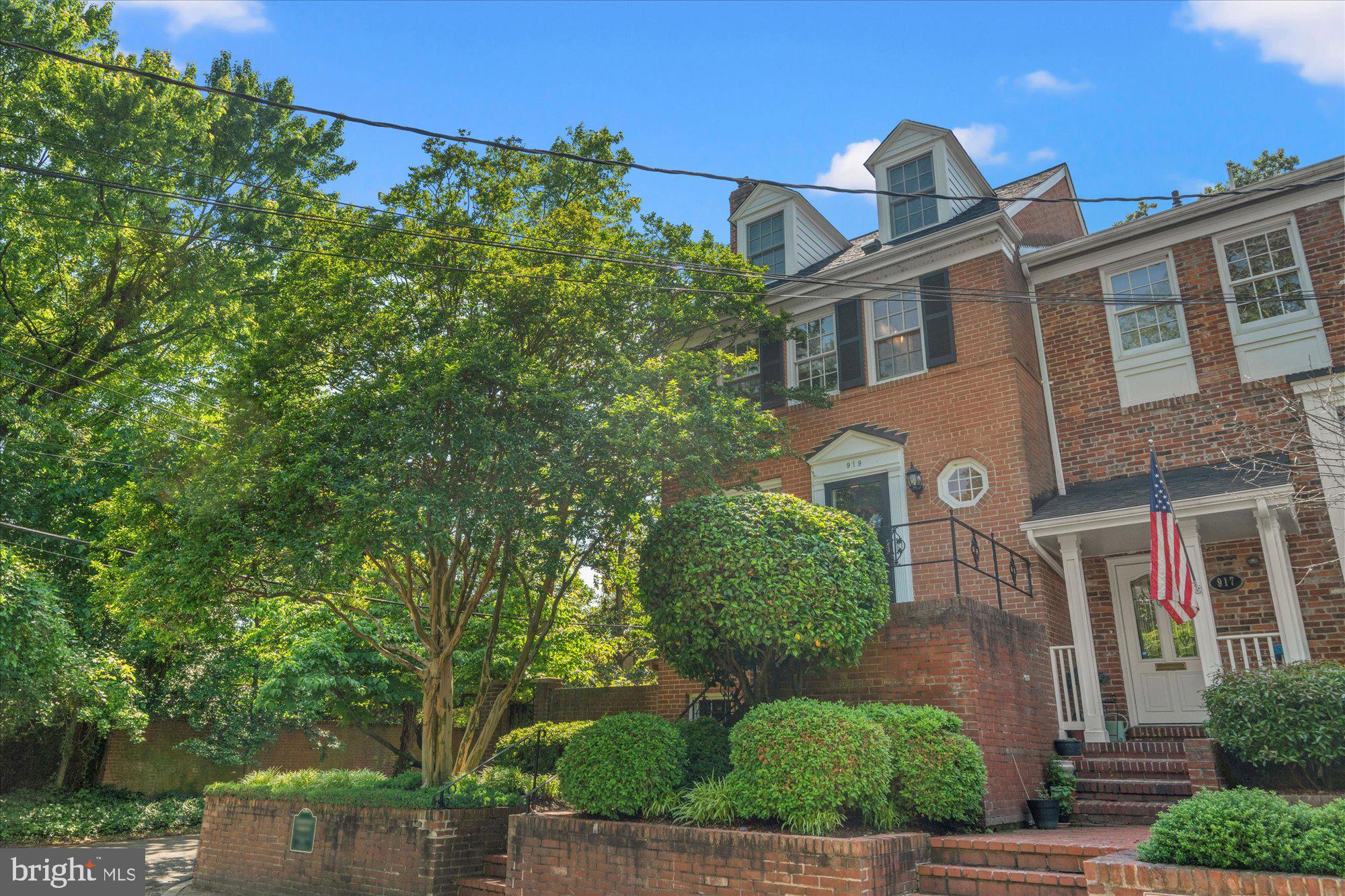 YATES GARDENS - Residential Lease