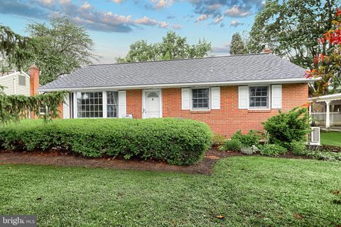 Photo of 440 N Mount Joy Street, ELIZABETHTOWN, PA 17022 (MLS # PALA2070122)