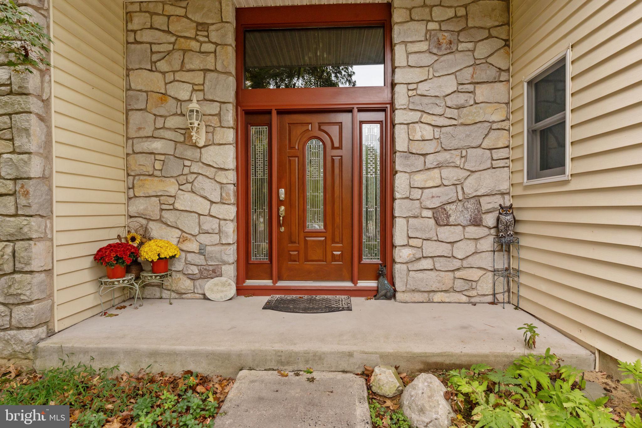 905 PEBBLE LANE