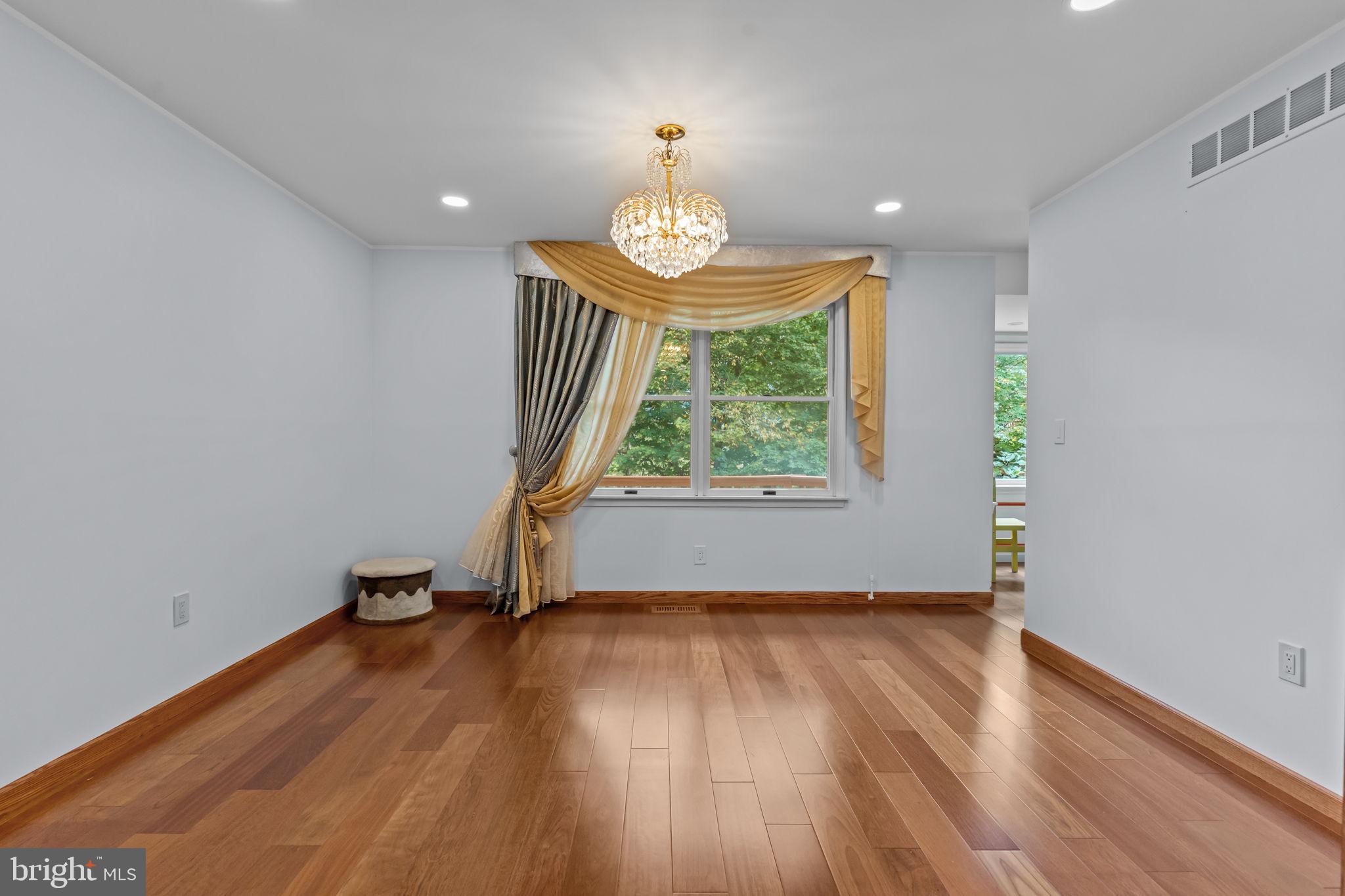905 PEBBLE LANE