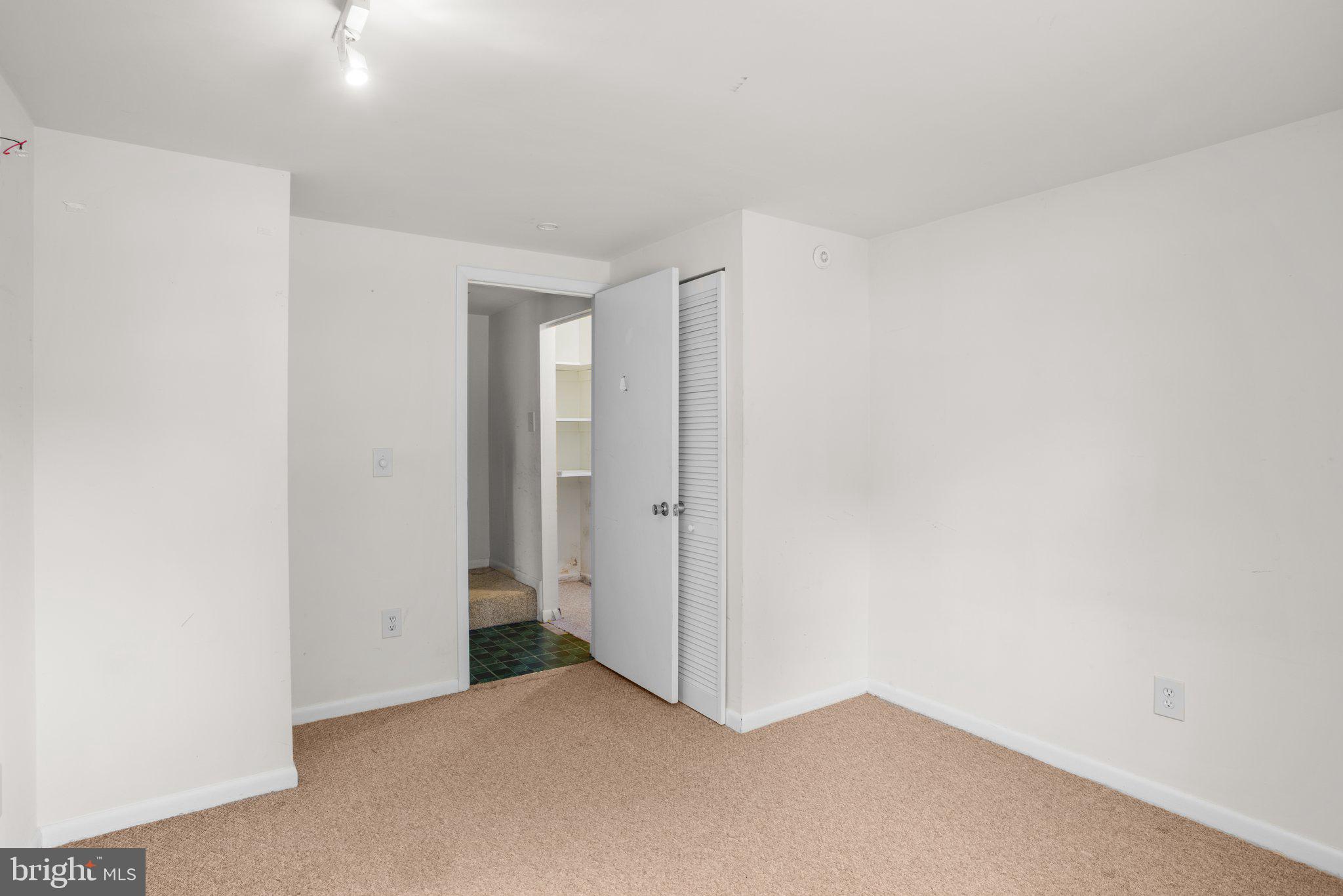 ANNAPOLIS ROADS WEST - Residential