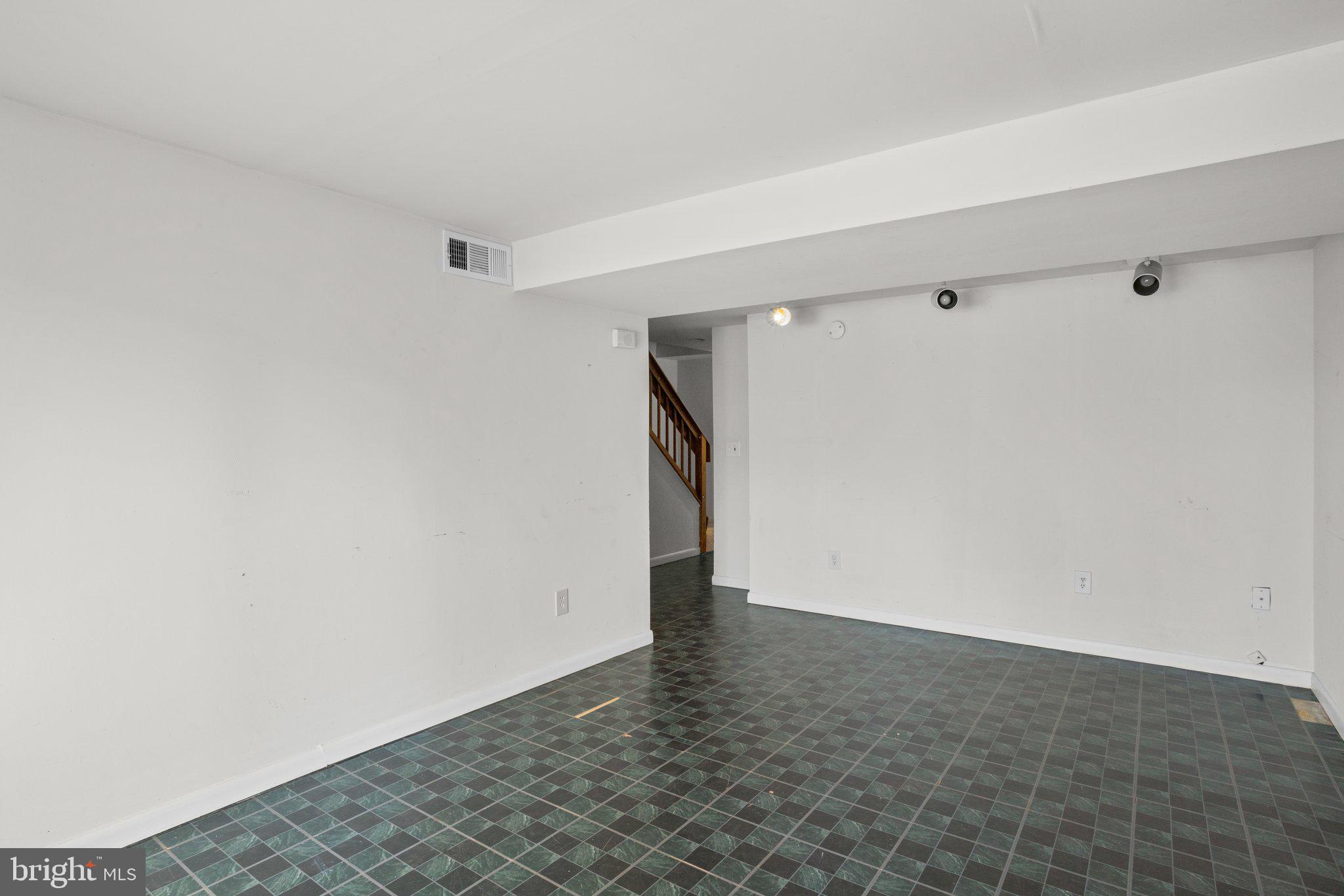 ANNAPOLIS ROADS WEST - Residential