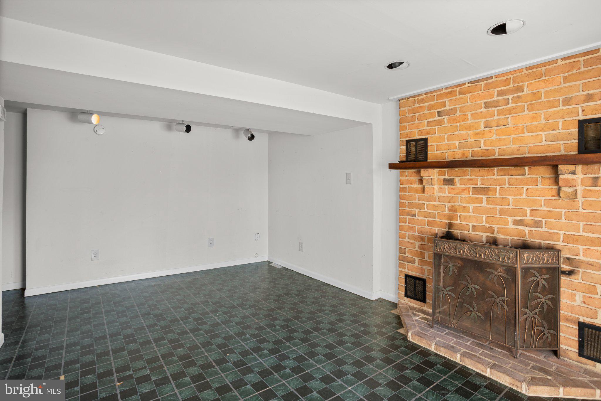 ANNAPOLIS ROADS WEST - Residential