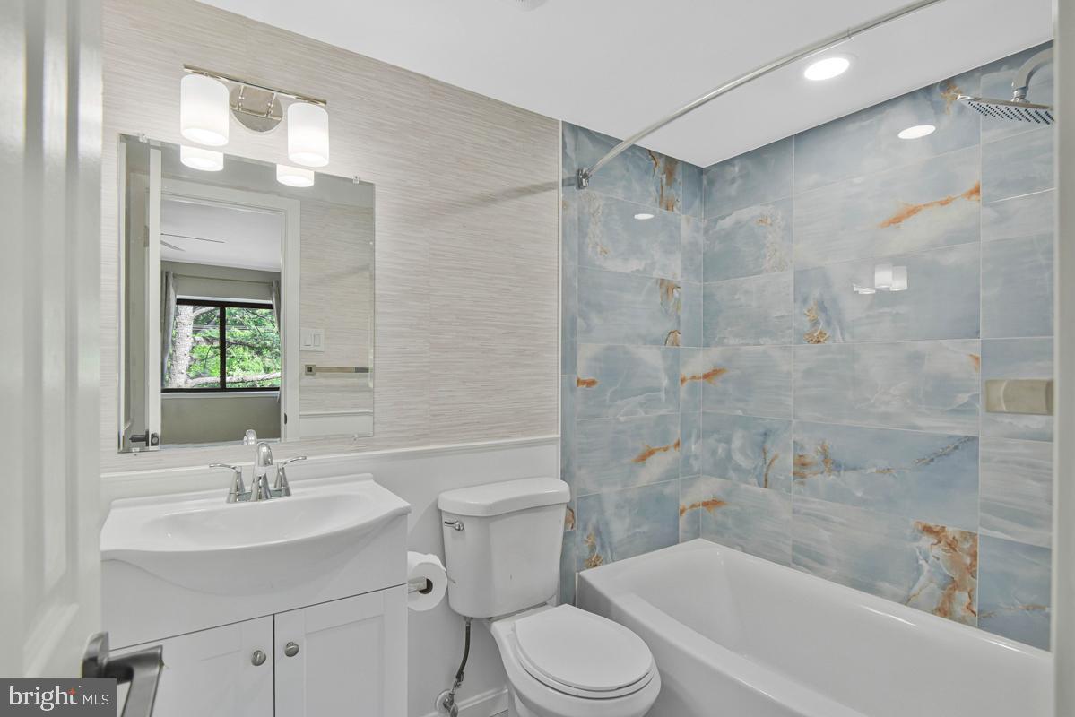 SUMMERTREE CONDO APTS - Residential