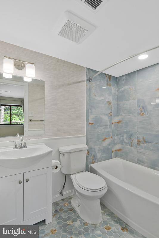 SUMMERTREE CONDO APTS - Residential