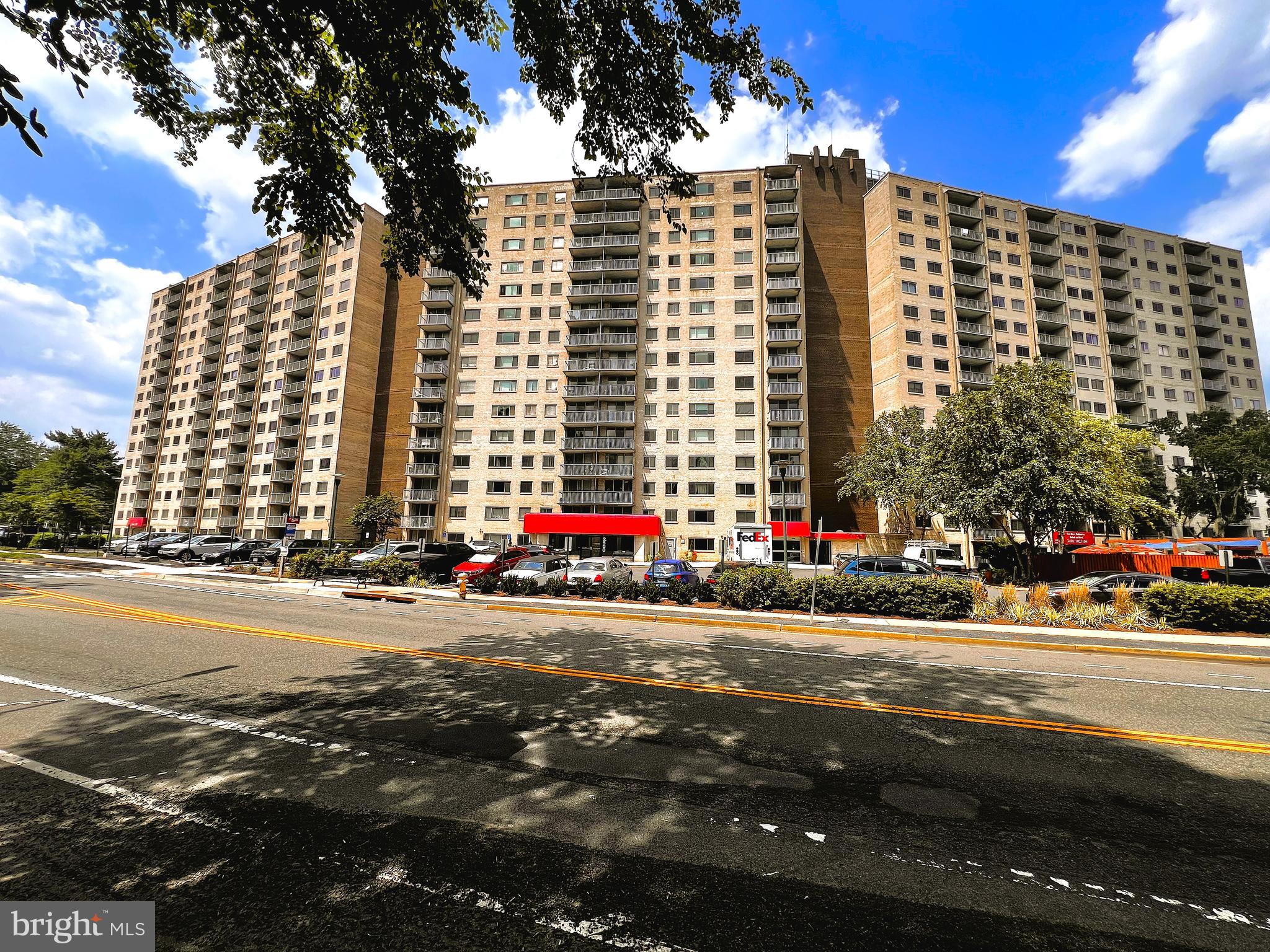 Large one Bedroom in a great location. Light & Bright unit on a high floor with exquisite views. Hardwood Floor, freshly painted. All utilities are included in the rent. Tenants will get their own Cable & Internet.
Enjoy the multiple amenities that the building offers: