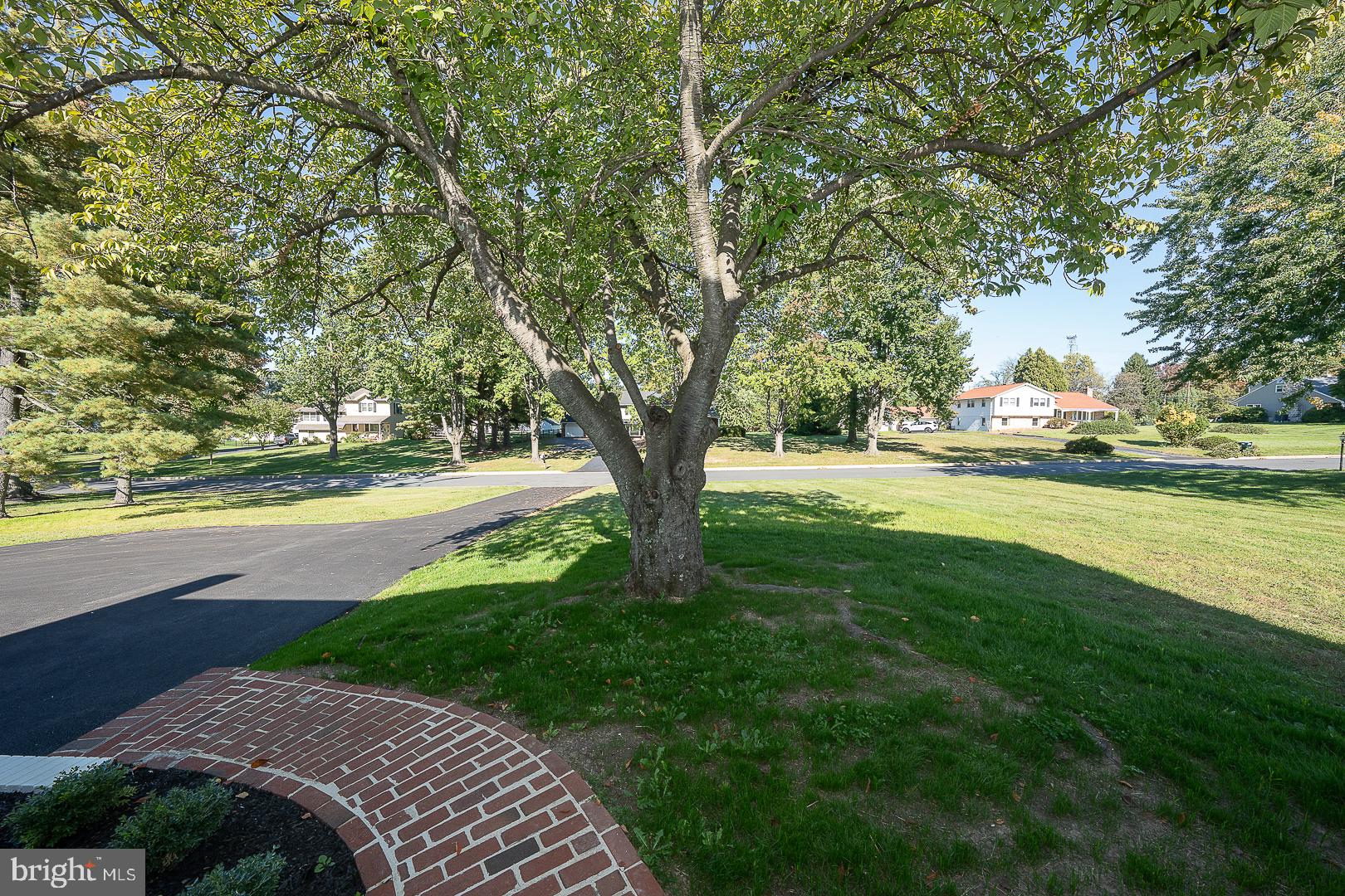 942 SURREY DRIVE