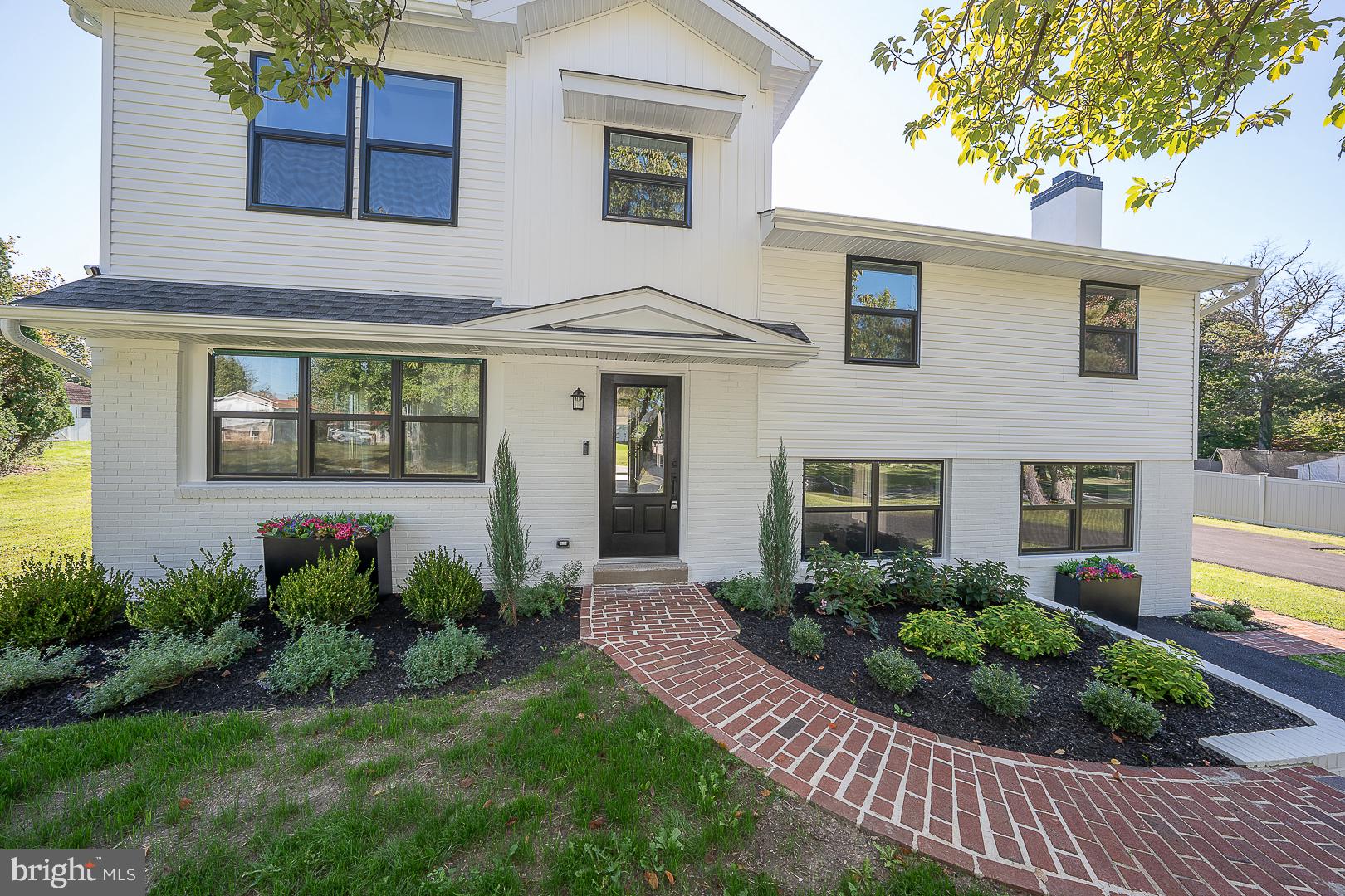 942 SURREY DRIVE