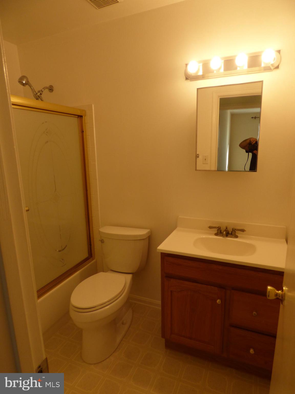 DECOVERLY ADVENTURE - Residential Lease