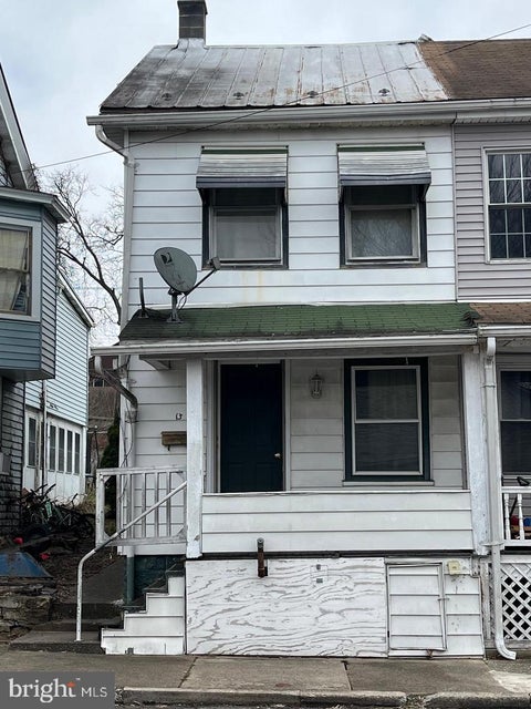 Townhouse For Sale - 13 S Front Street<br/> MIFFLINTOWN, PA 17059
