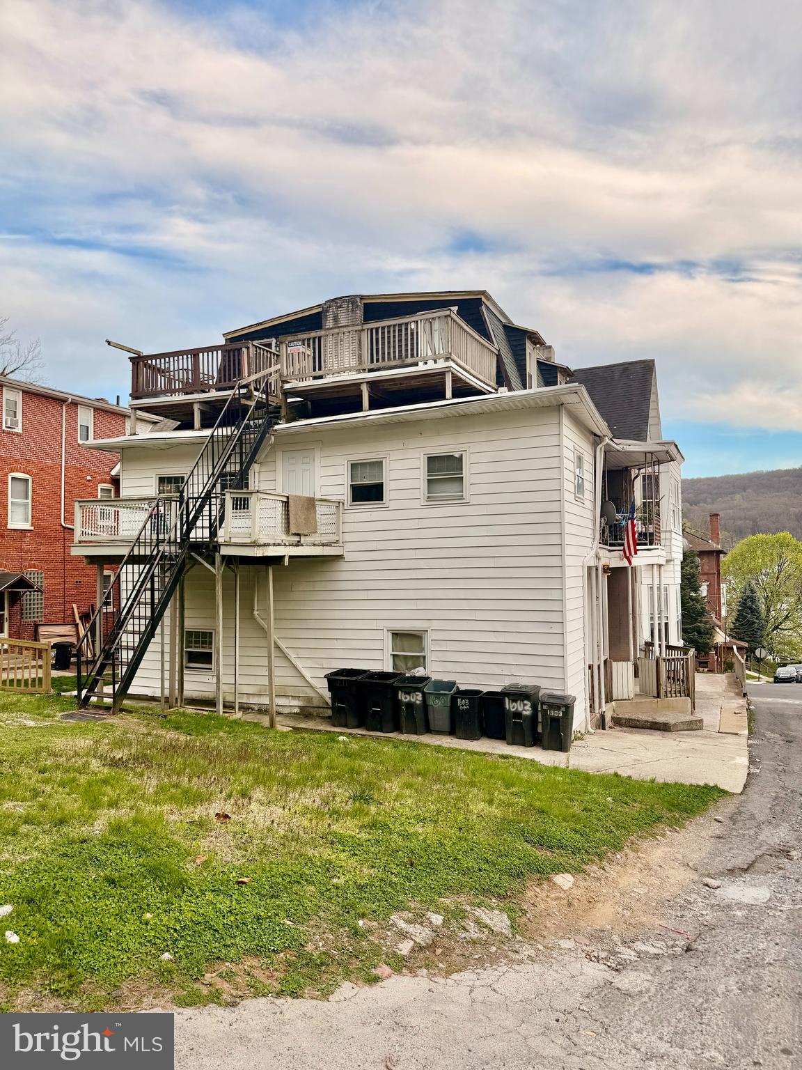 Main image without alt text