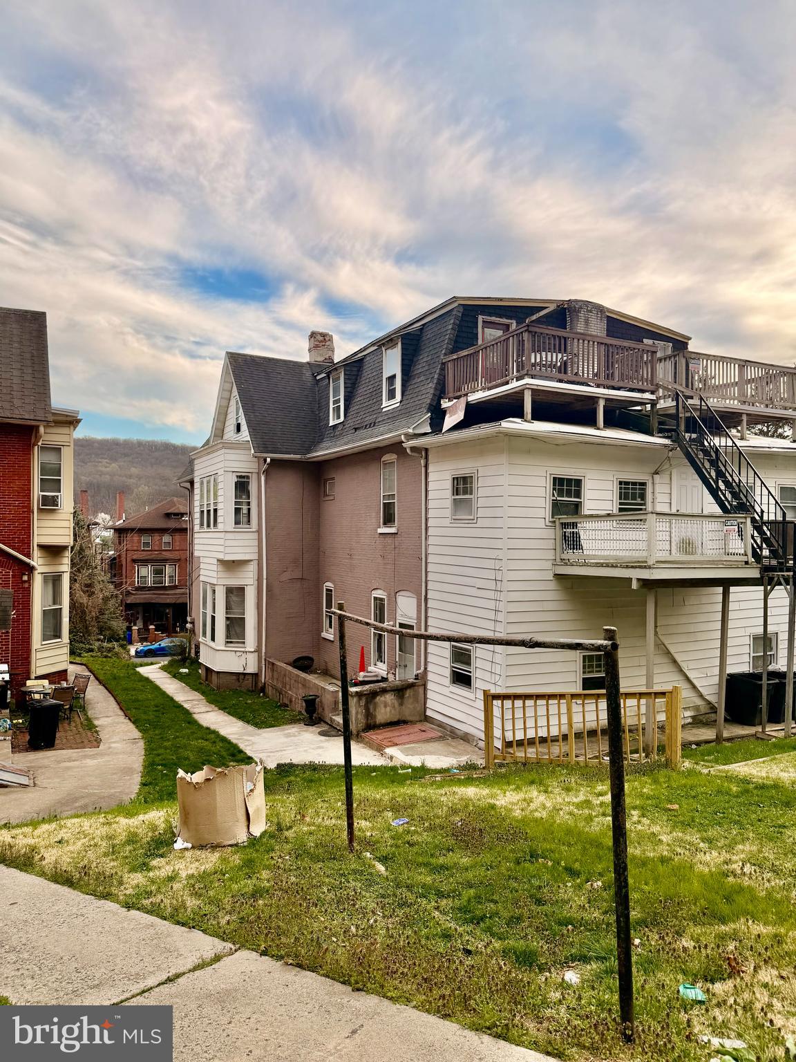 Main image without alt text