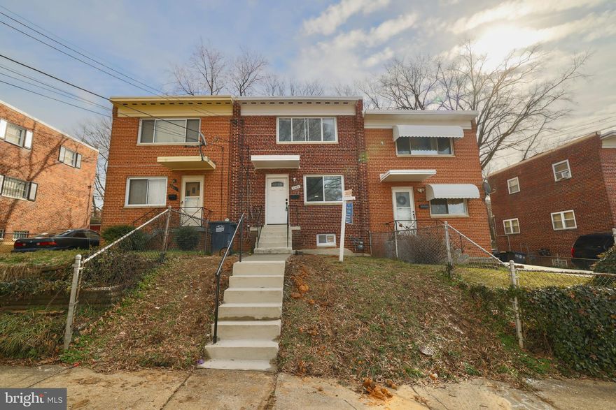 Beaultiful 2 bedrooms,1 bathroom Townhome in Hyattsville. This three level townhome boasts a living room, Dining room, Gourmet kitchen, Den that could be perfect for your home office or intertaining room in basement, Laundry room, Hardwood floors on main level and third level. Quartz  countertops, Stainless steel appliances, Nice backyard ideal for entertaining. Just minutes to the West Hyattsville, Prince Georges County Mall and Metro Stations, Wholefoods Grocery Store, University of Maryland College Park, and Washington DC.