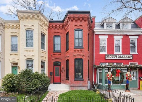Photo of 235 12th Street SE, WASHINGTON, DC 20003 (MLS # DCDC2240380)