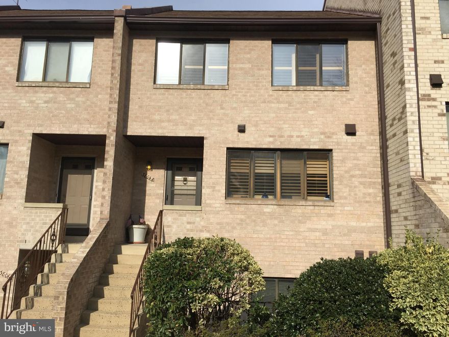 Fabulous starter home. Two level condo, 3 bedrooms and 2.5 bathrooms. Granite counter top, stainless new appliances,  Living room overlooking wooded setting. Separate dining room . Master bedroom with on-suite bath & walk-in closet. Seller will consider to contribute with the closing costs. Note: New appliances will arrive on or before March 20.