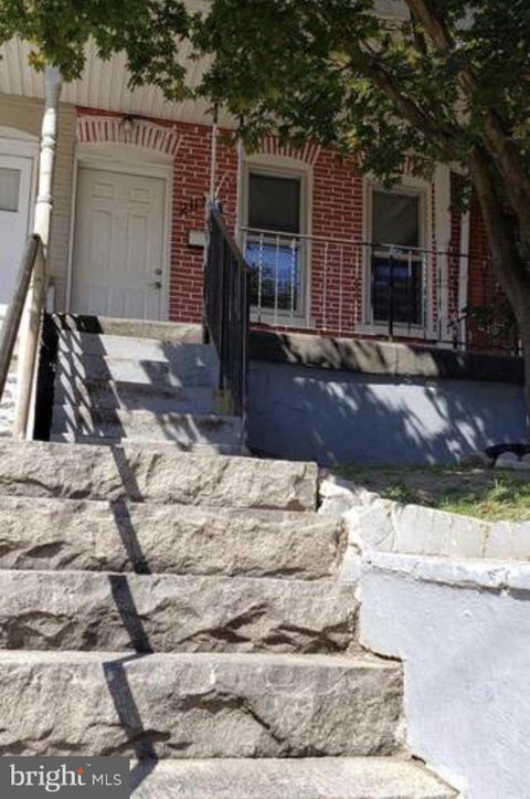 Townhouse For Sale - 203 N Connell Street<br/> New Castle County, WILMINGTON, DE 19805