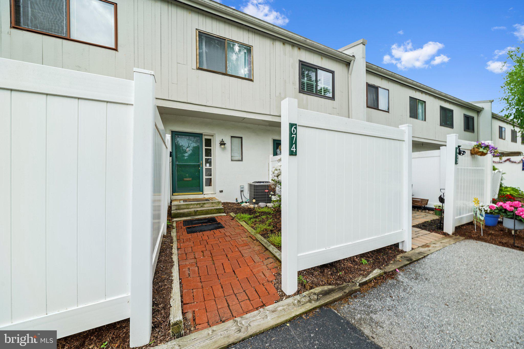 674 SUMMIT HOUSE 674