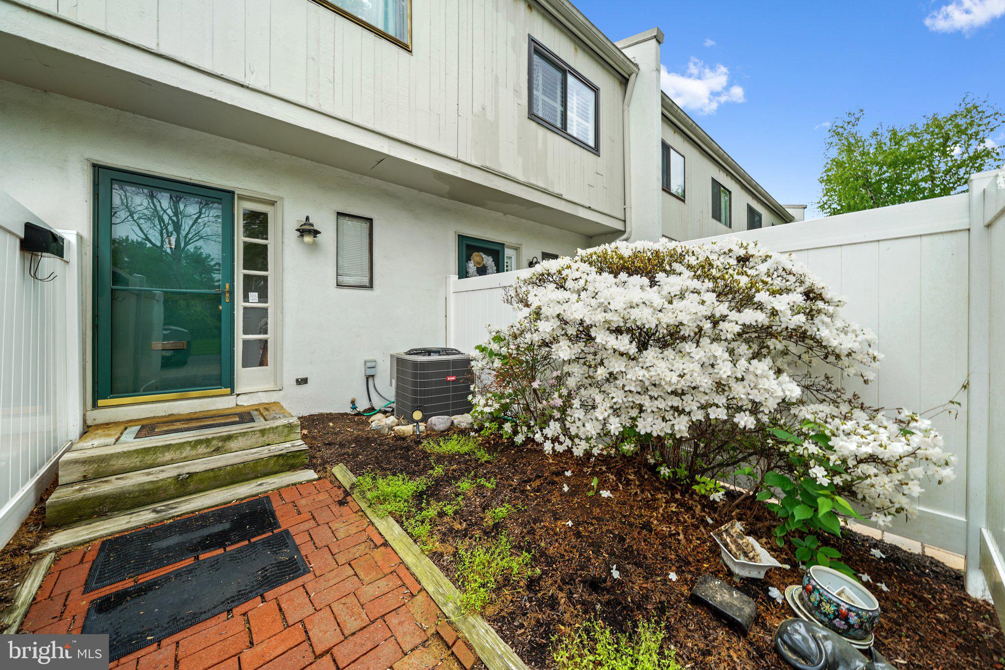 674 SUMMIT HOUSE 674