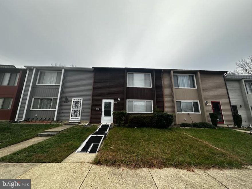 Make it your own or Investor Special. most contents remain. Seller will make no repairs. Strictly As-Is.
 Home needs rehab and clean out.  Buyer to pay for HOA docs.