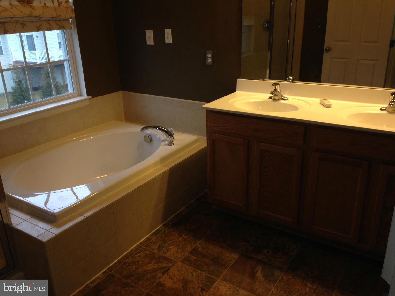 LAKELAND PLACE - Residential Lease