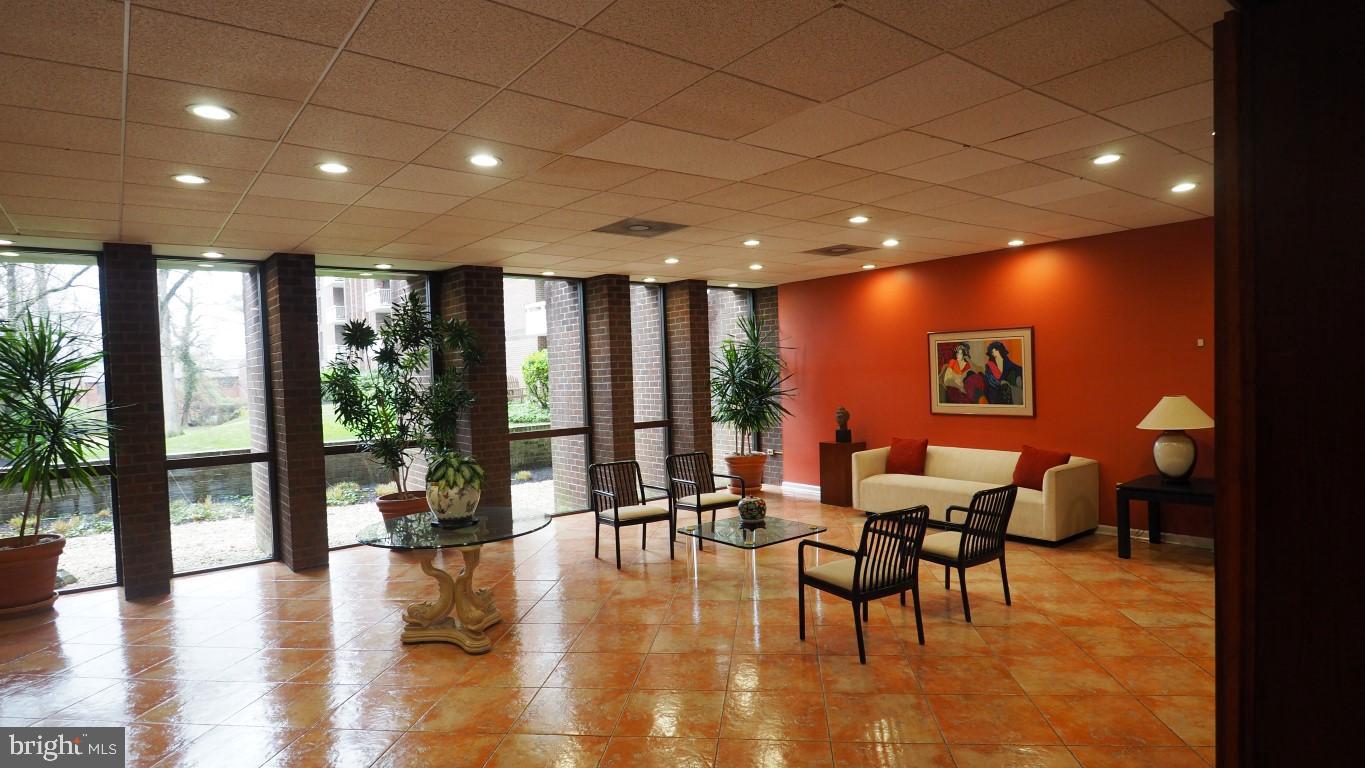 SUBURBAN OAKS - Residential