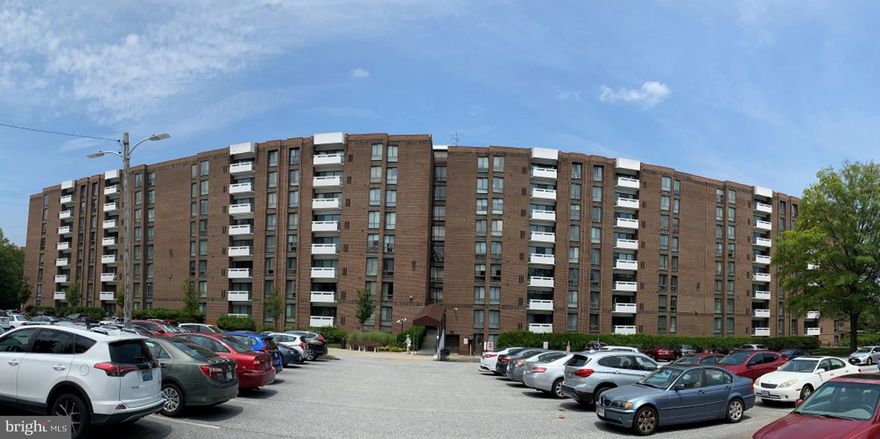 Brick Front 1 Bedroom, 1 Full Bath and 1 Half Bath condo unit,  Master bedroom with a walk-in closet and private bathroom.  Beautiful country club views from the oversized windows and own private balcony.