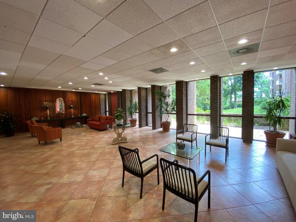 SUBURBAN OAKS - Residential