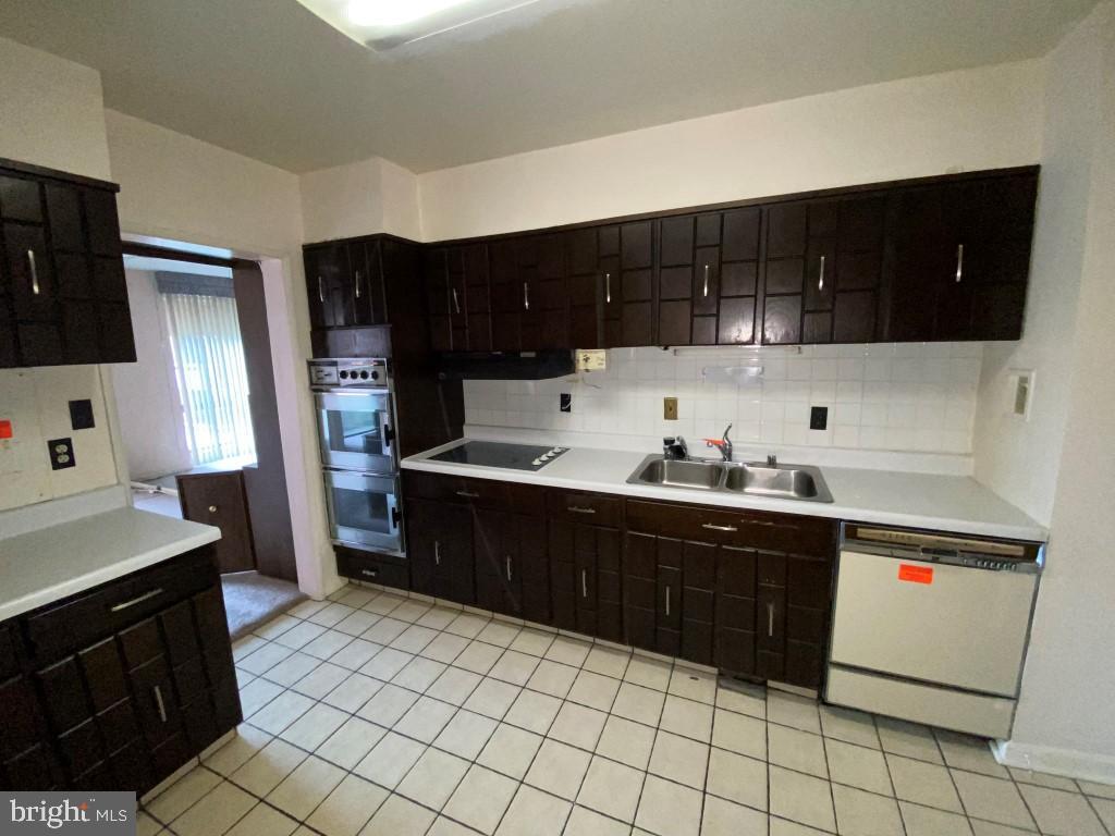 SUBURBAN OAKS - Residential