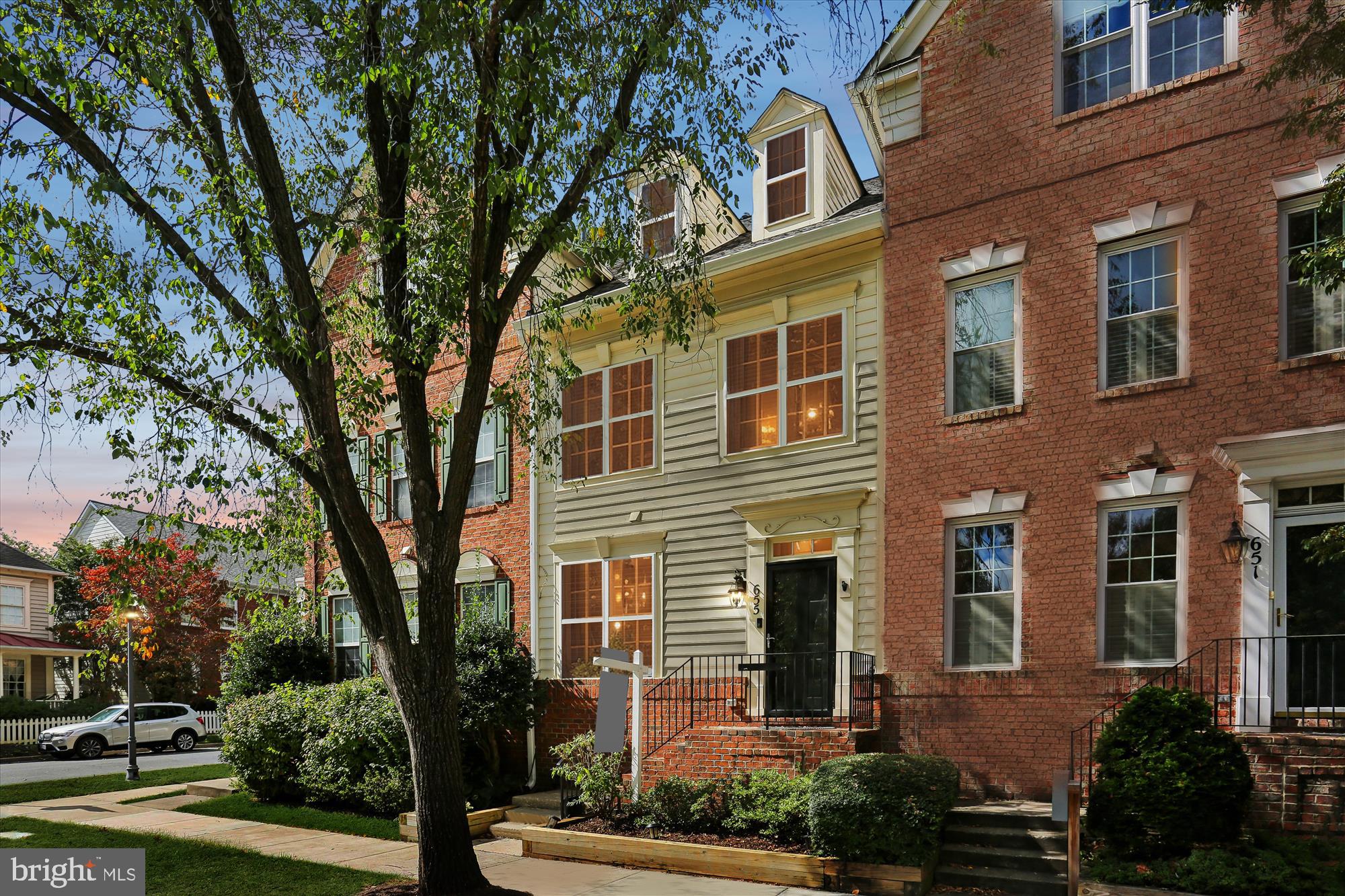 655 GATESTONE SQUARE STREET