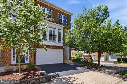Photo of 7819 Locust Leaf Lane, ALEXANDRIA, VA 22315 (MLS # VAFX2302312)