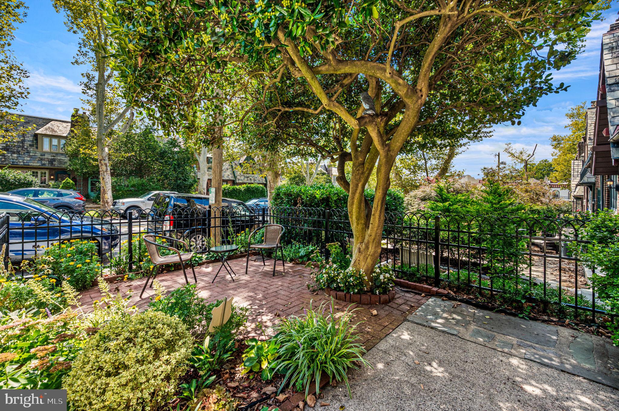 3453 W QUEEN LANE